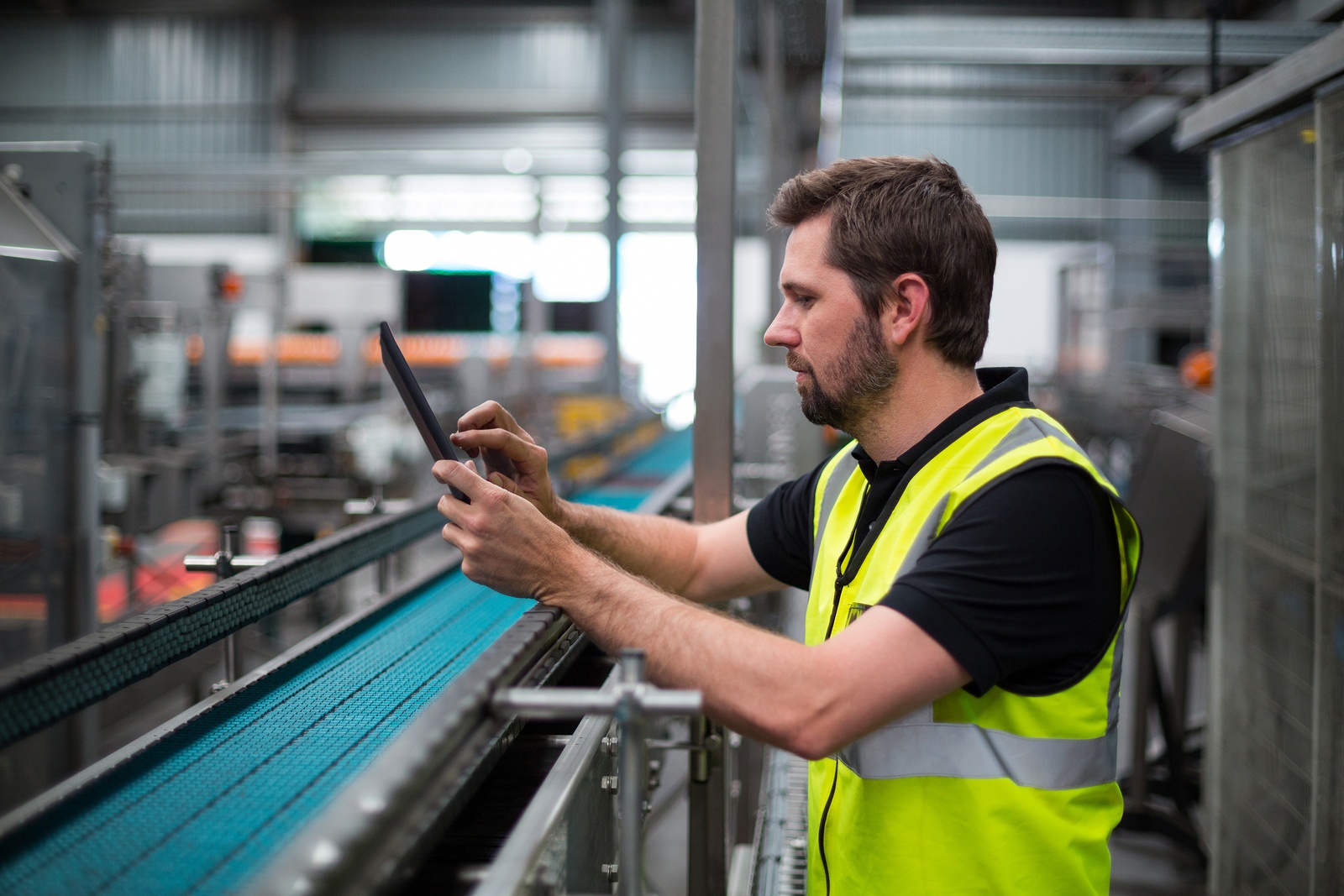 He to work at a factory. Работник завода. Рабочий на производство. Рабочий на заводе. Работник производства.